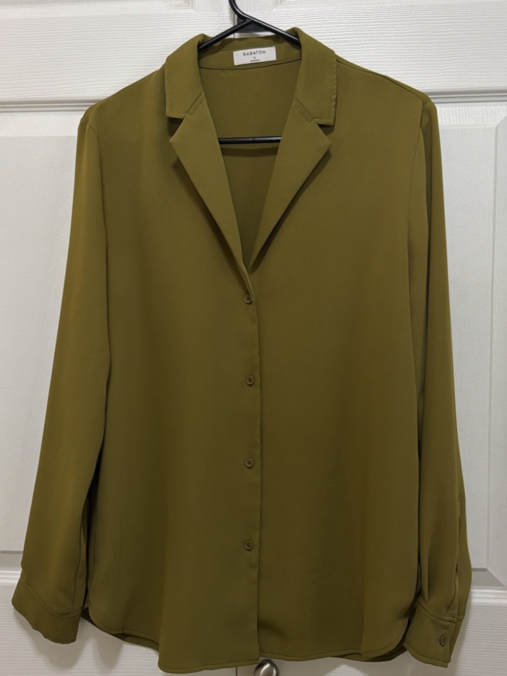 Babaton Monocle Shirt
Long-sleeve button-up blouse